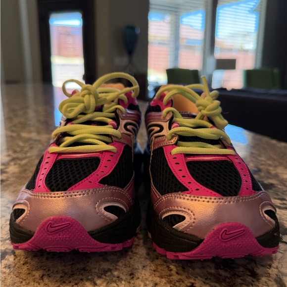 NIKE AIR MAX MOTO 2K (Size 7) - Picture 6 of 12